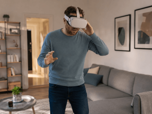 VR 헤드셋을 착용한 사람이 균형을 잡으며 어지러움을 느끼는 모습